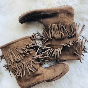 Minnetonka moccasins 2 tier fringe boots